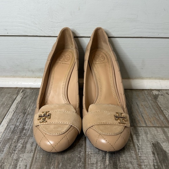 Tory Burch Beige Quilted Leather Wedge Pumps Size 8 - Picture 3 of 3